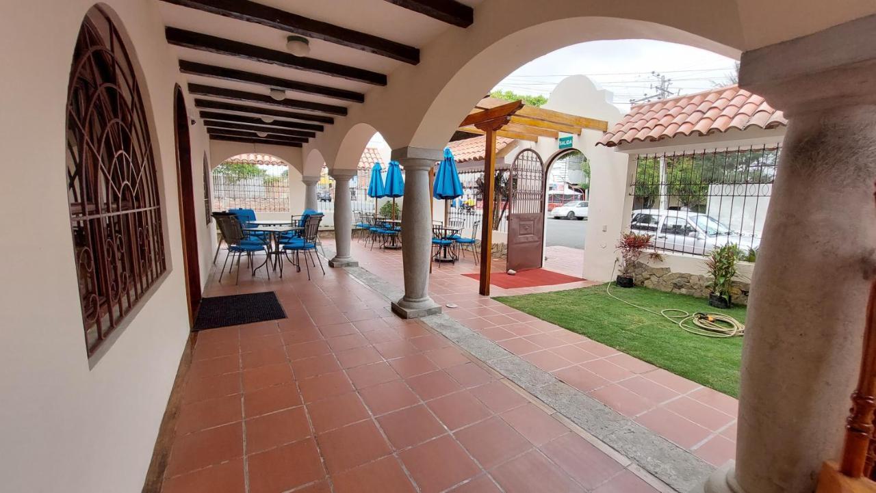 Hotel Voyager Manta Exterior photo